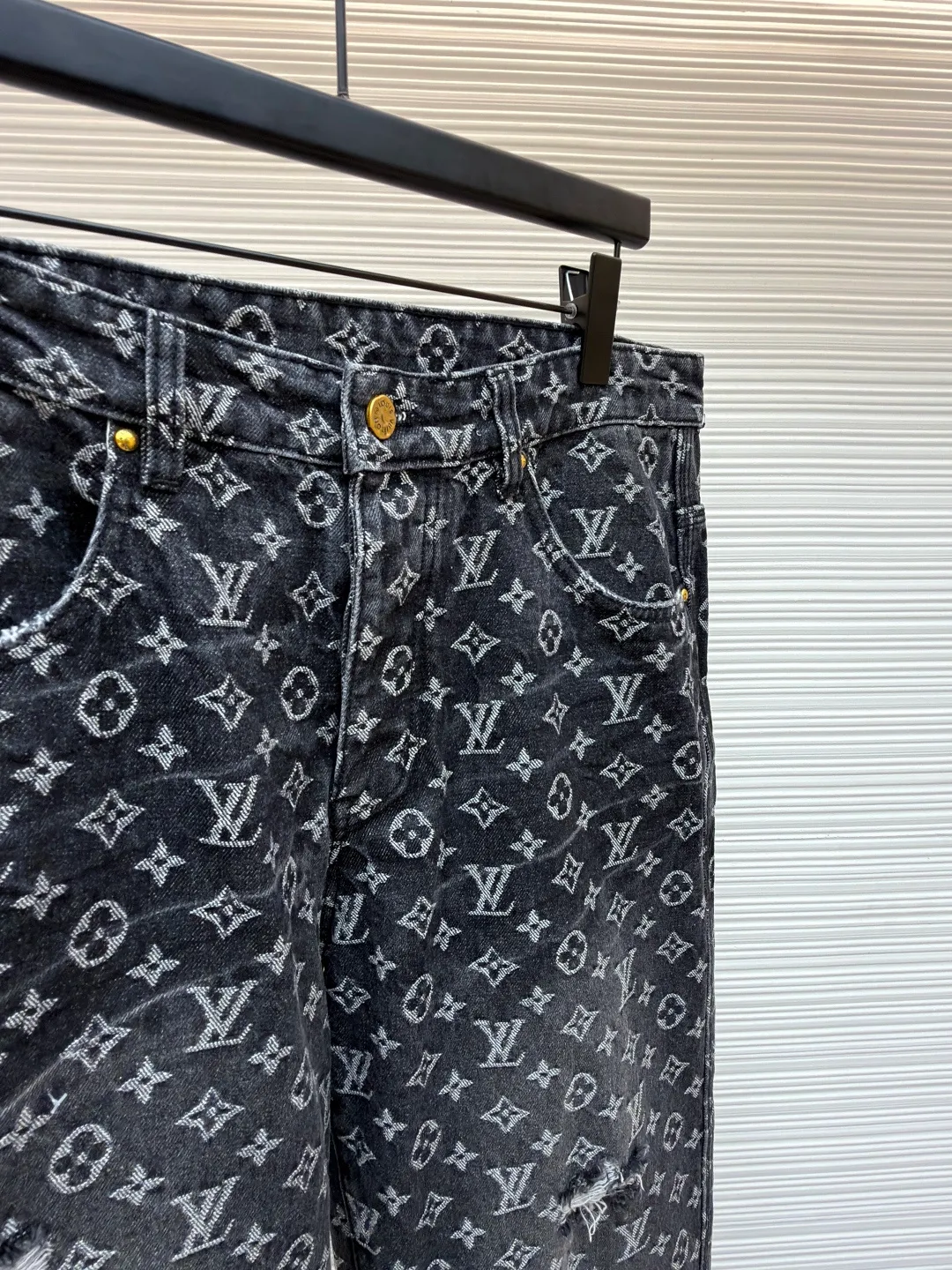 LOUIS VUITTON limited torn jacquard red man embroidered jeans ●Authentic product: purchased and developed for 15500 ●Item number: 1681037-B05 ●Fabric: denim fabric ●Technology: jacquard production ●Version: loose fit ●Weight: about 940 grams ●Size: 30-32-34-36 ●Description: The denim fabric is made of 100% cotton and classic double-sided jacquard with jacquard technology; it is woven with high-density equipment imported from Italy, with clear texture; the new dip-dye treatment is anti-wrinkle, anti-shrinkage and anti-deformation. The back panel uses bract core three-dimensional embroidery technology and uses glossy mercerized embroidery thread, which adds light and dark tones to the raised pattern. Three-dimensional embroidery mainly achieves three-dimensional effects through flat embroidery and layering. Because the embroidery thread is relatively thin, it is difficult to create such an exaggerated three-dimensional effect. Three-dimensional bract core cotton is added to the production to increase the three-dimensional effect. The overall wiring is straight and delicate, the fabric is comfortable and soft, and the color is consistent without color difference. It can be matched with the same style to create a fashionable look and control various occasions. Customized accessories, complete with three standards, same style for men and women!